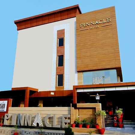 Pinnacle By Click Hotels, Lucknow Buitenkant foto