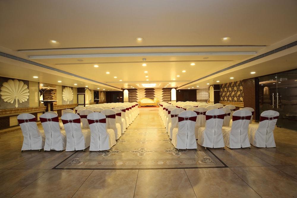 Pinnacle By Click Hotels, Lucknow Buitenkant foto