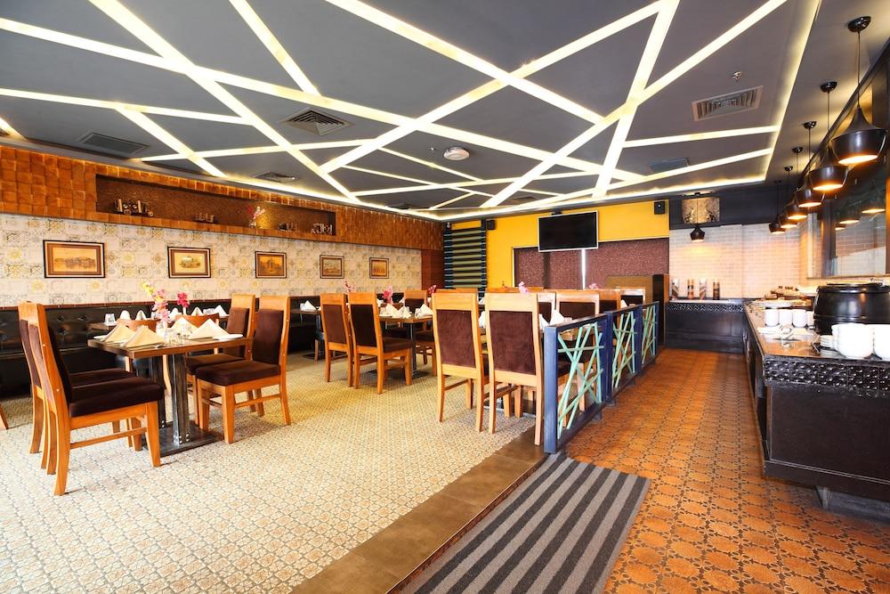 Pinnacle By Click Hotels, Lucknow Buitenkant foto