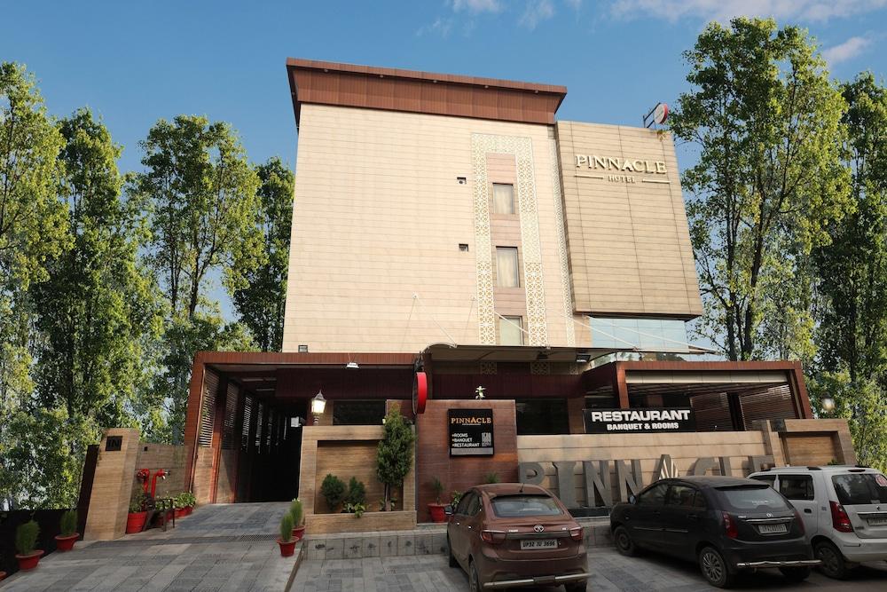 Pinnacle By Click Hotels, Lucknow Buitenkant foto