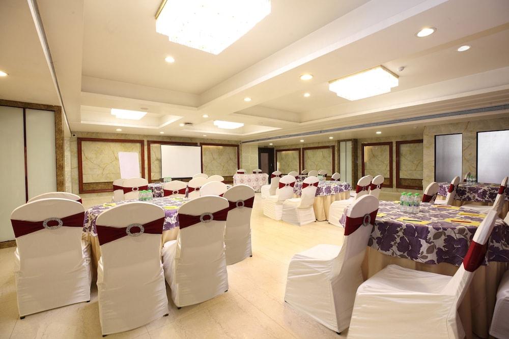 Pinnacle By Click Hotels, Lucknow Buitenkant foto