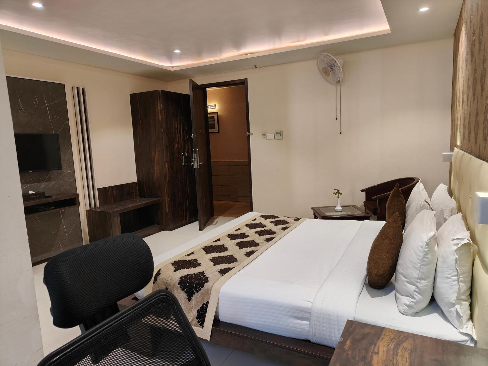 Pinnacle By Click Hotels, Lucknow Buitenkant foto