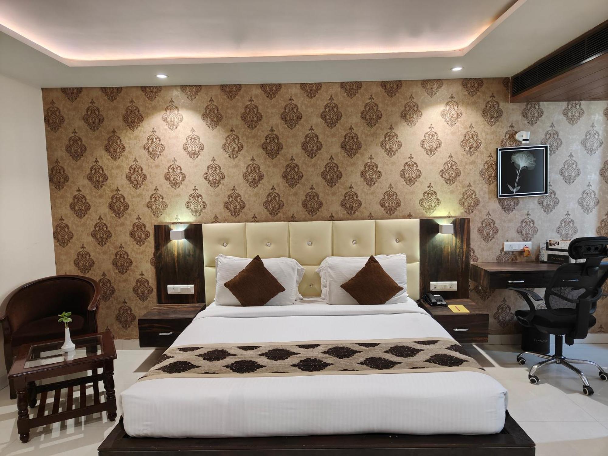 Pinnacle By Click Hotels, Lucknow Buitenkant foto
