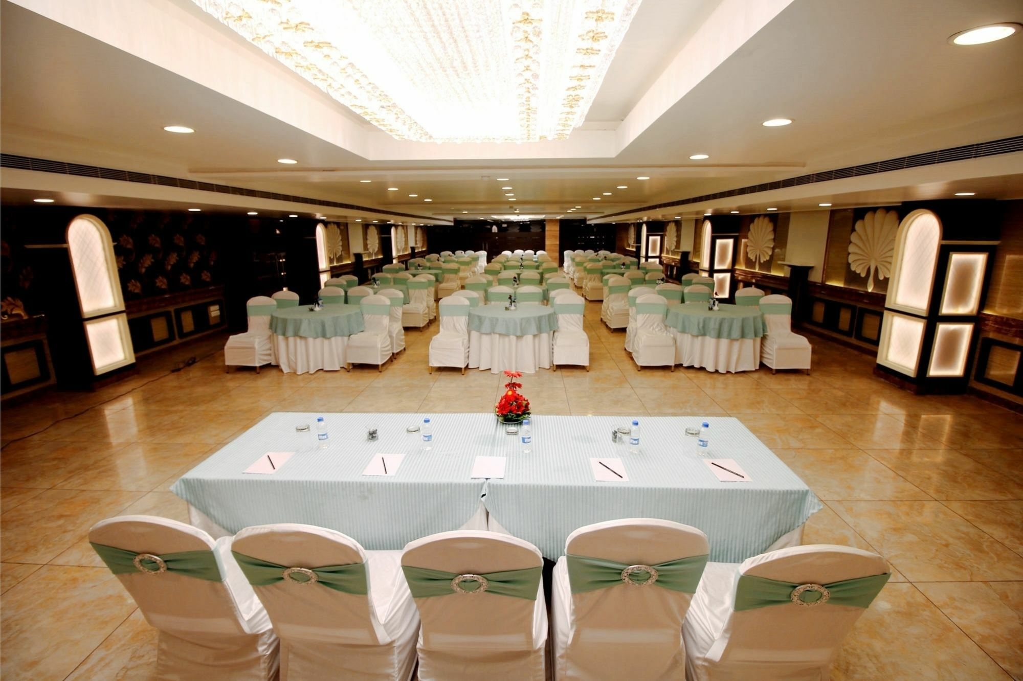 Pinnacle By Click Hotels, Lucknow Buitenkant foto