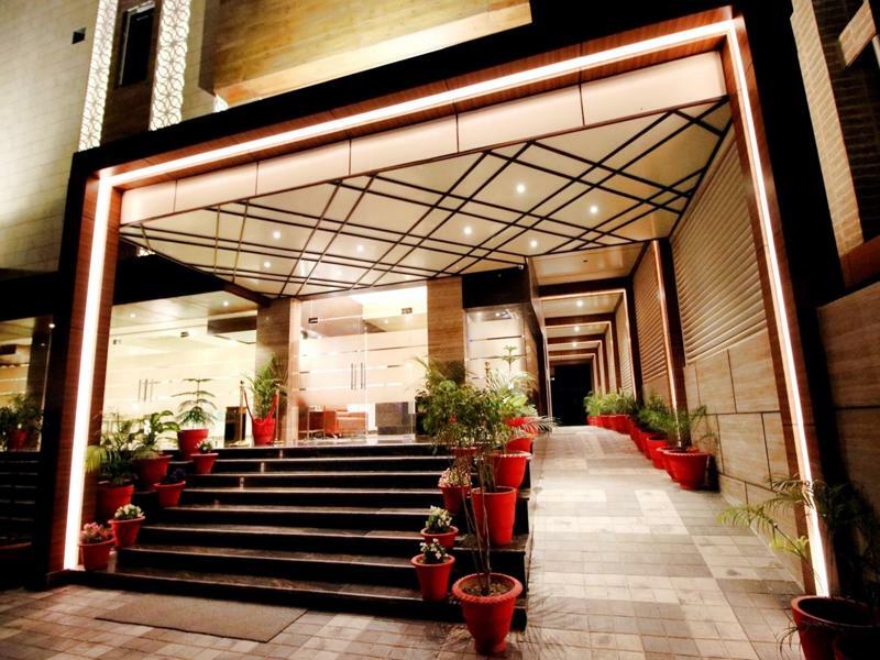 Pinnacle By Click Hotels, Lucknow Buitenkant foto