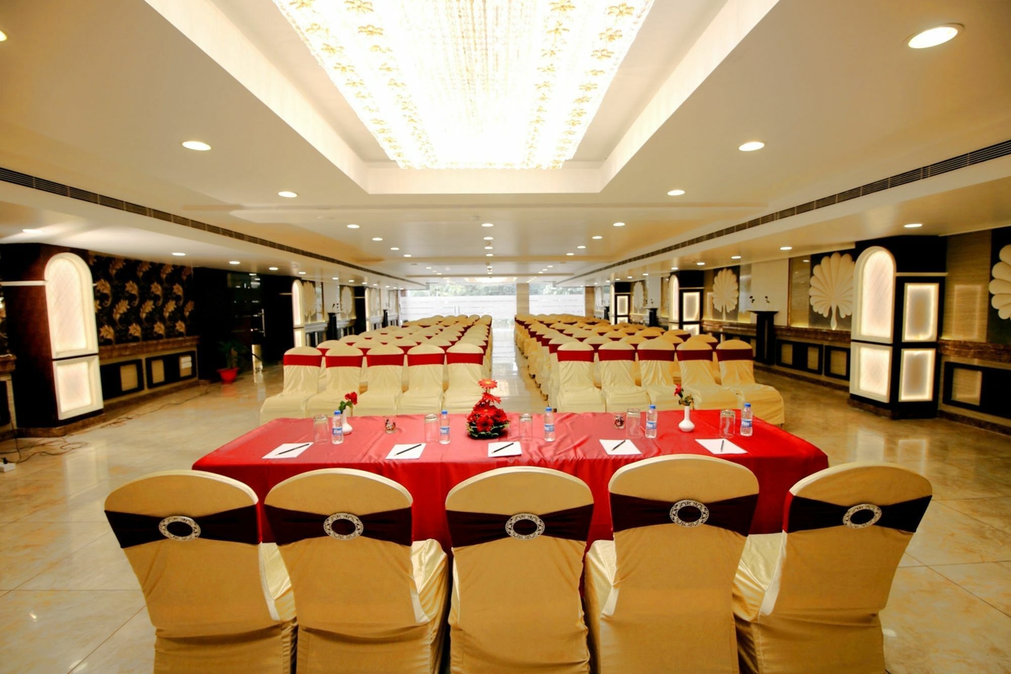 Pinnacle By Click Hotels, Lucknow Buitenkant foto