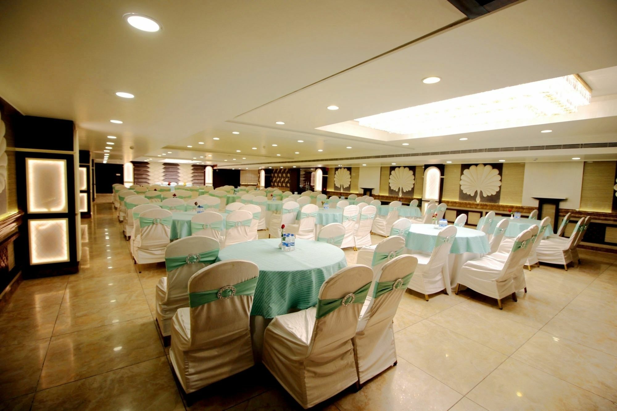 Pinnacle By Click Hotels, Lucknow Buitenkant foto