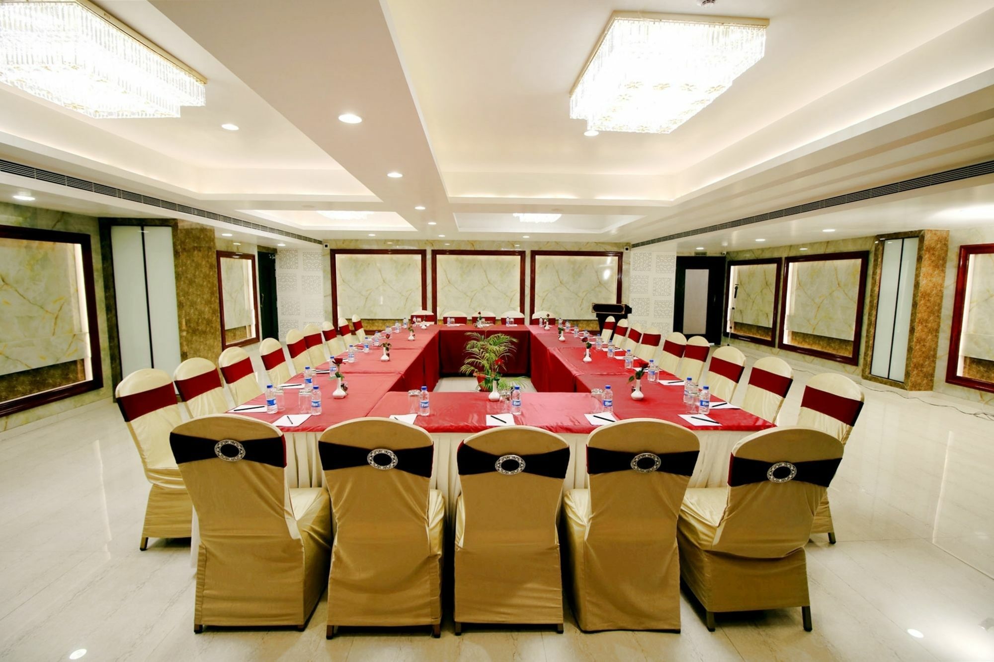 Pinnacle By Click Hotels, Lucknow Buitenkant foto